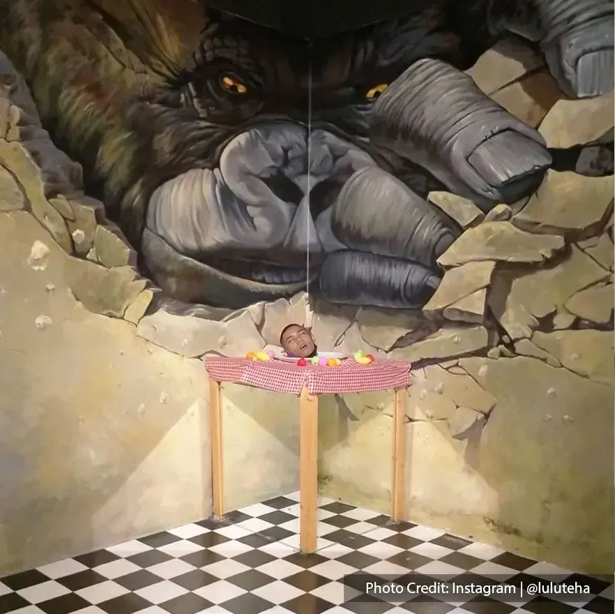 Exotic themes in 3D art gallery with gorilla