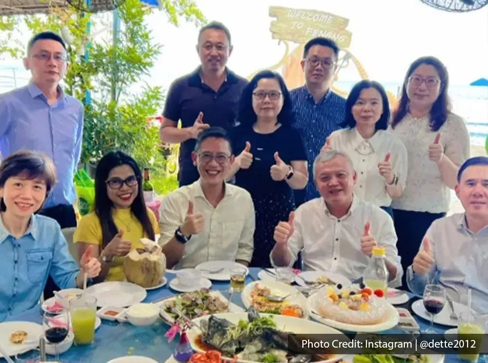 Group dining with seafood feast at Hai Boey Seafood restaurant