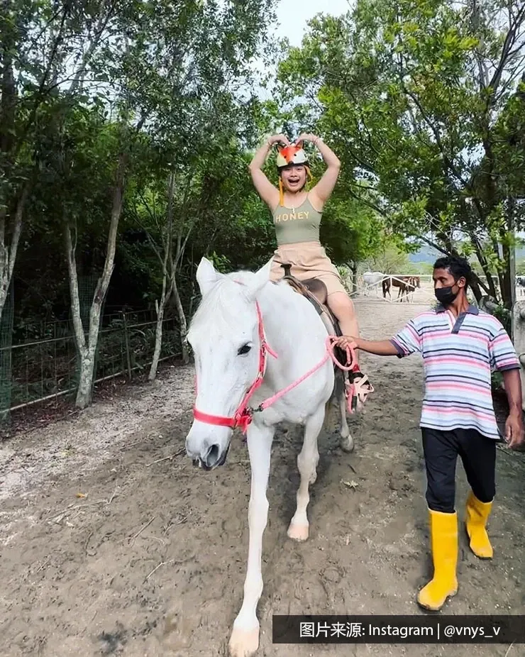 一名女子在浮罗山背Countryside Stables马场骑马时拍照 - 槟城丽昇豪华酒店