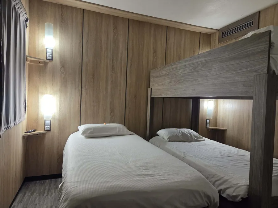 Chambre triple famille avec deux lits superposés à Hôtel Aurillac Aéroport, Aurillac.