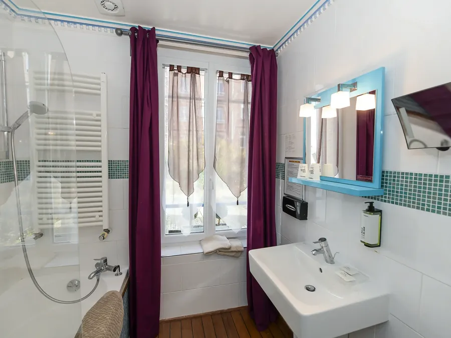 Salle de bains élégante avec baignoire et lavabo dans la Chambre Excellence à Hôtel Villa Aultia, Ault.