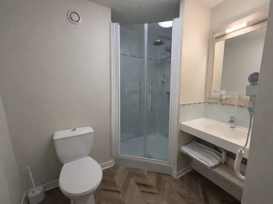 Salle de bains avec WC et douche familiale à l'Hôtel Les Bruyères, Castets.