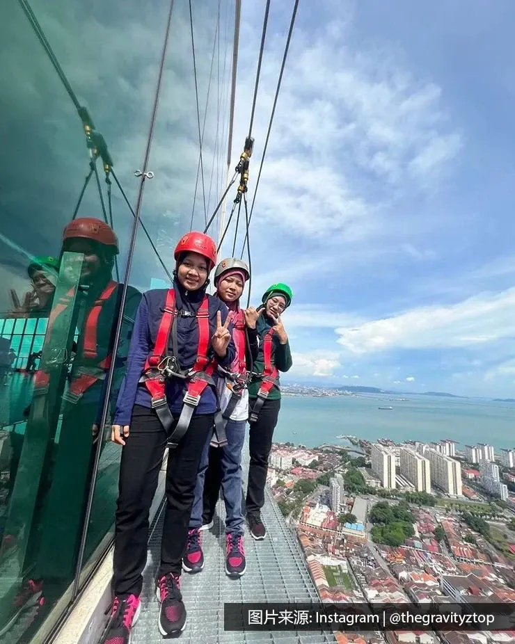 三名女子在The Gravityz参与高空绳索课程活动 - 槟城丽昇豪华酒店
