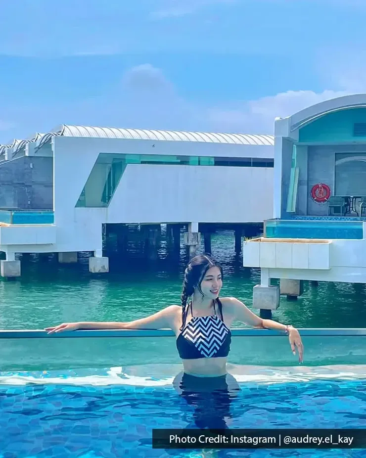 Seorang gadis menikmati kolam renang peribadi dengan pemandangan villa atas air - Lexis Hibiscus Port Dickson