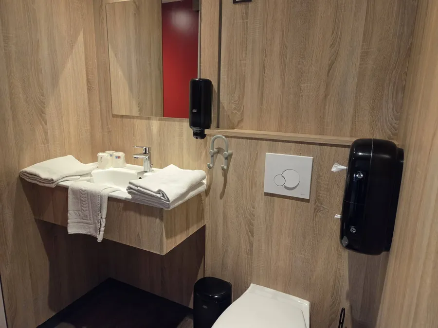 Toilettes et lavabo dans la chambre Familiale Triple à l'Hôtel Aurillac Aéroport.