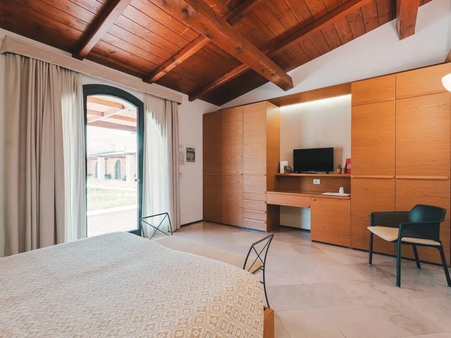 Chambre Classique élégante avec vue, mobilier moderne et terrasse à Masseria Stali, Caprarica di Lecce.