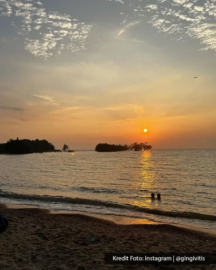 Pemandangan senja Port Dickson dengan laut tenang menjelang waktu malam.