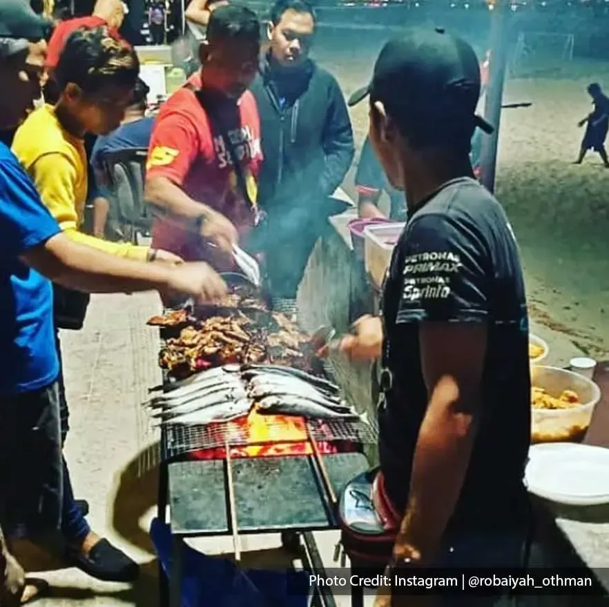 Indulge yourself in the nearby night market for local delicacies - Lexis Hibiscus