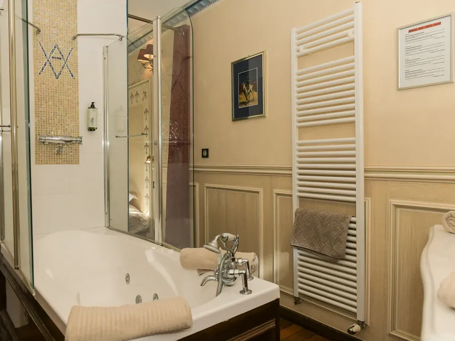 Salle de bains luxueuse avec baignoire et serviettes à l'Hôtel Villa Aultia à Ault.