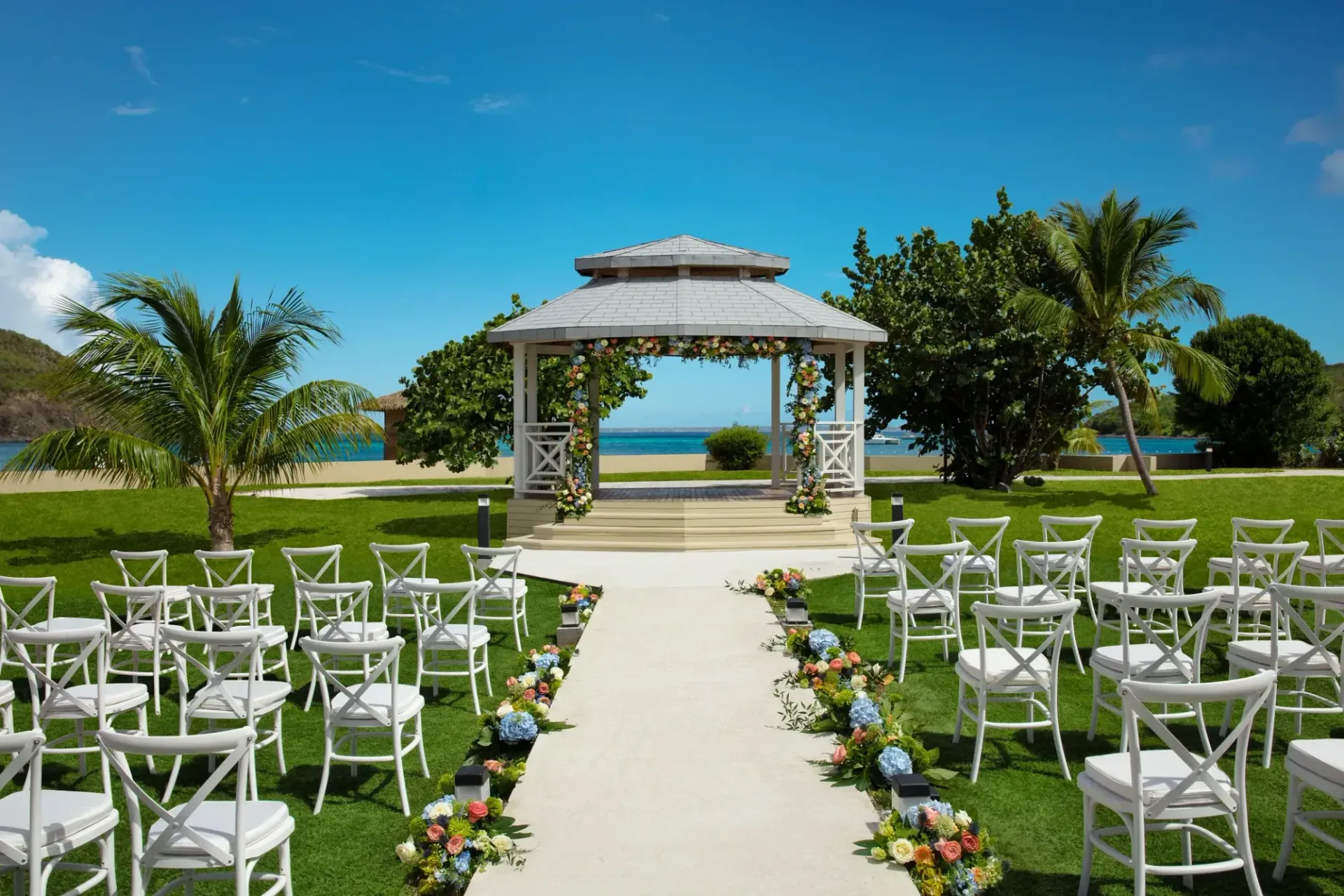 Cérémonie de mariage en plein air au Saint Martin Beach Resort & Spa, qui propose des forfaits vacances à Saint-Martin.
