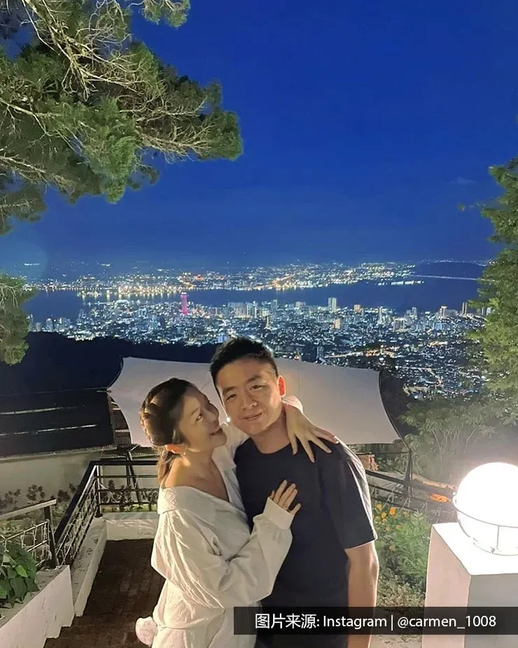 一对情侣在升旗山以城市景观为背景拍照 - 槟城丽昇豪华酒店