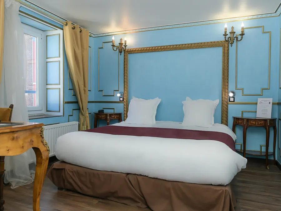Chambre Excellence élégante avec lit et décor bleu à Hôtel Villa Aultia, Ault.
