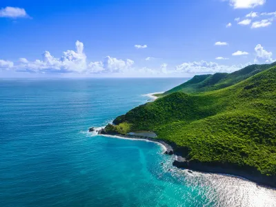 Vue aérienne du magnifique littoral près de Saint Martin Beach Resort & Spa, l'un des meilleurs centres de villégiature tout compris de Saint-Martin.