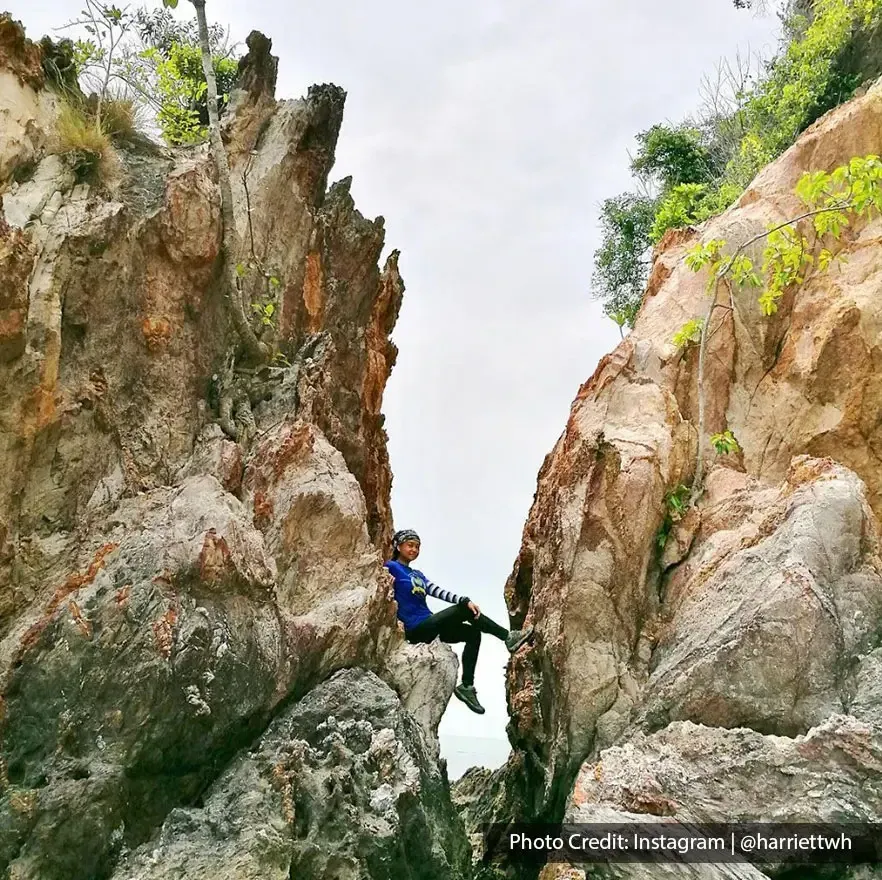 Individu berehat di antara batu besar - Lexis Hibiscus Port Dickson