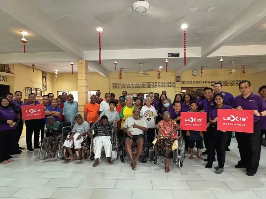 A group of people posing for a photo at Persatuan Kebajikan Vinashini - Lexis Hotel Group