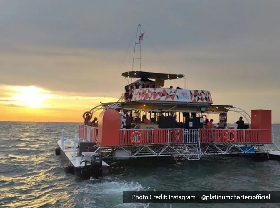 Kapal Port Dickson Dragon Sunset Cruise berlayar di laut dengan pemandangan indah senja - Lexis Hibiscus Port Dickson