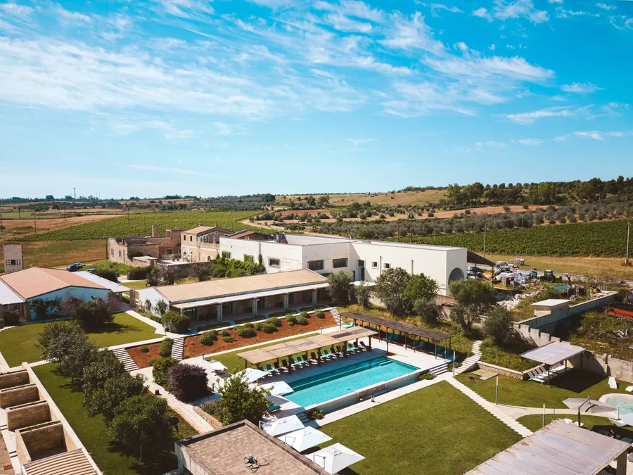 Vue aérienne de Masseria Stali avec piscine et bâtiments entourés de verdure