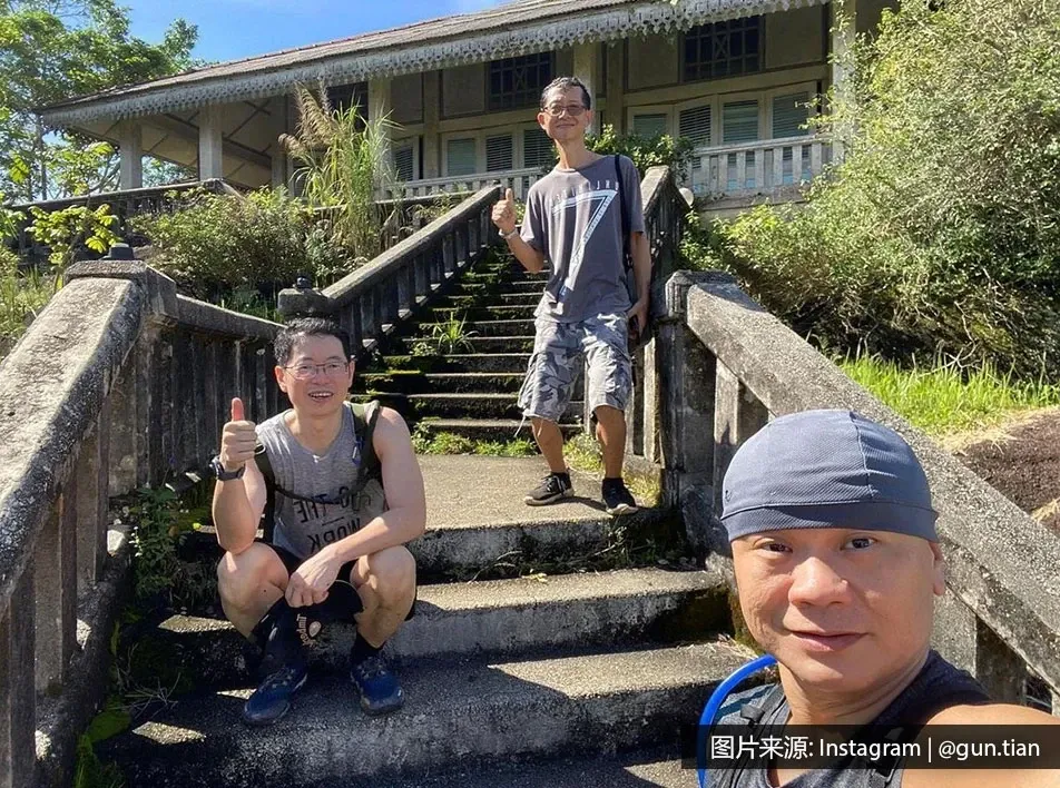 三名男子在Crag酒店前拍照 - 槟城丽昇豪华酒店