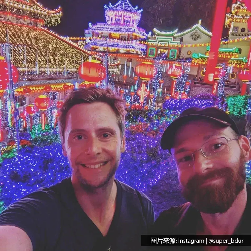 两名游客在夜晚的极乐寺内自拍 - 槟城丽昇豪华酒店