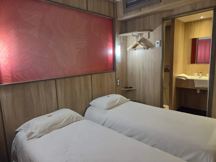 Chambre Standard Twin avec deux lits jumeaux et une salle de bain au Hôtel Aurillac Aéroport à Aurillac.