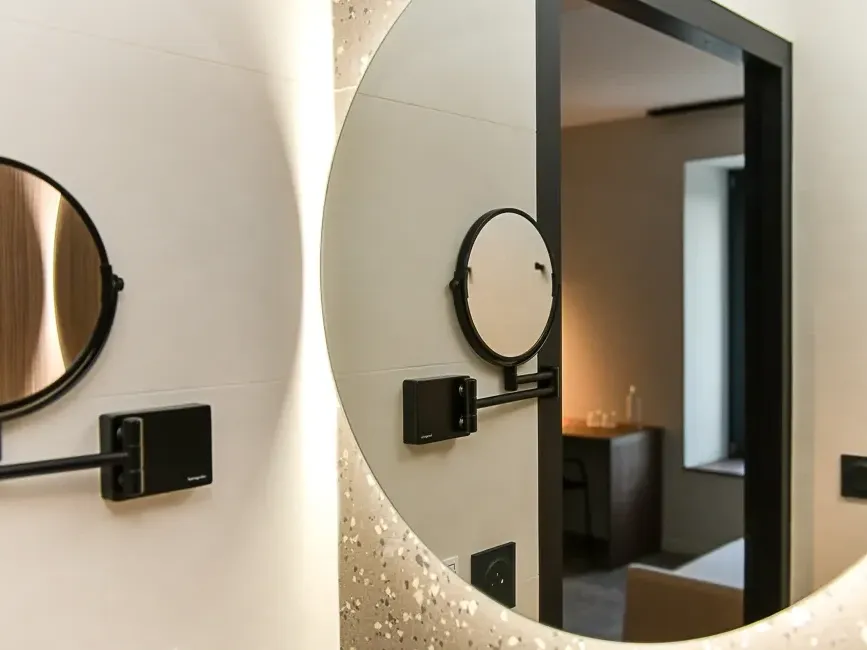 Miroirs de salle de bain dans la Chambre Comfort à Hôtel Rivella, Clisson.