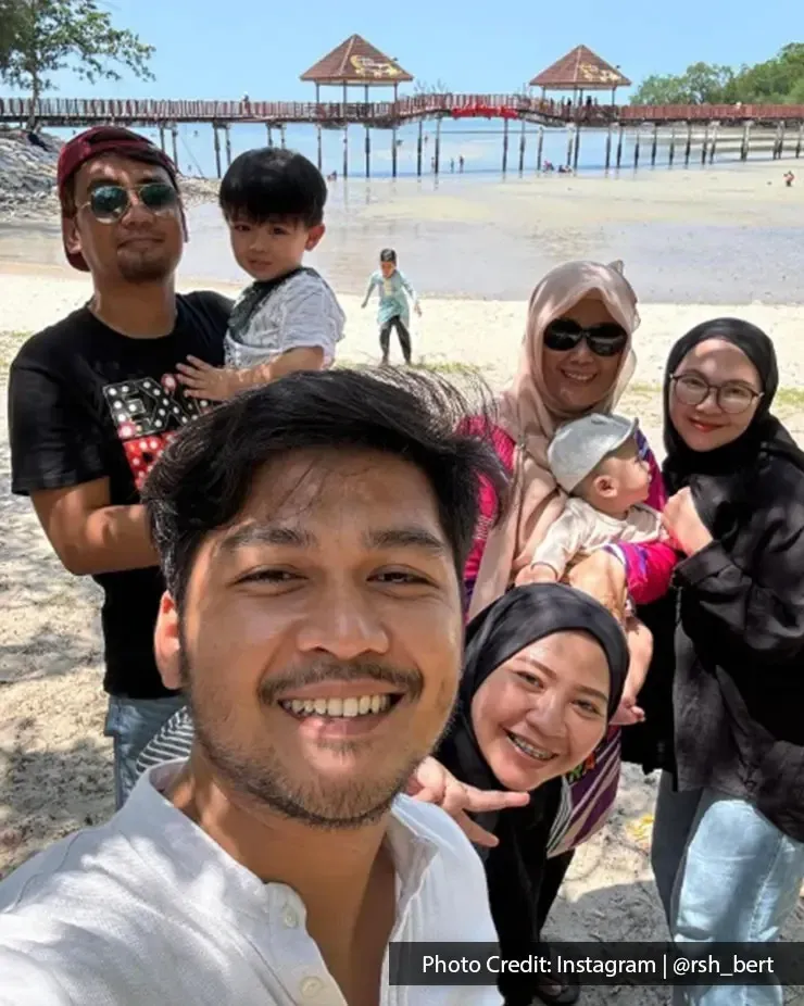Beberapa ahli keluarga menikmati percutian di tepi pantai sambil bergambar - Lexis Hibiscus Port Dickson