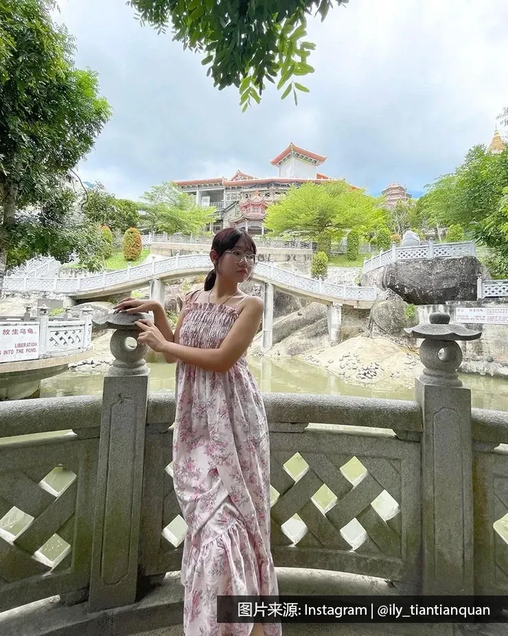 一名华裔女士在极乐寺内拍照 - 槟城丽昇豪华酒店