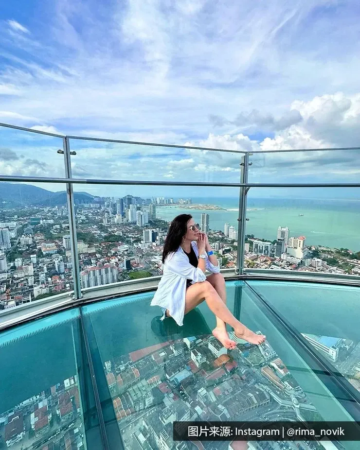 一名女士坐在The TOP槟城彩虹天空步道的地上 - 槟城丽昇豪华酒店