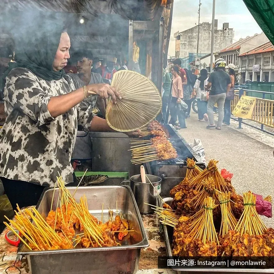 槟城街头美食:一名在槟城售卖沙爹的小贩 - 槟城丽昇豪华酒店