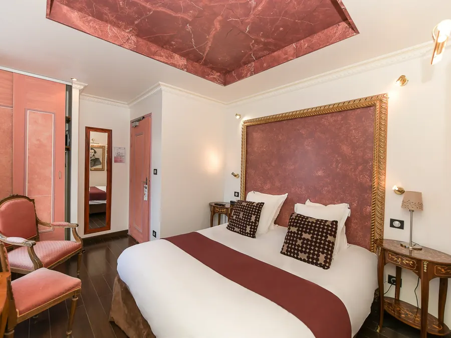 Chambre Confort avec lit et décor élégant à l'Hôtel Villa Aultia à Ault.