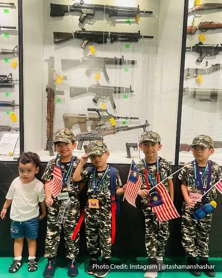 A group of children was taking a picture with the gun displays at Port Dickson's Army Museum - Grand Lexis Port Dickson