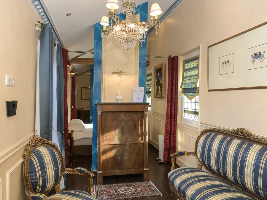 Suite Royale élégante avec mobilier ancien et lustre au Hôtel Villa Aultia à Ault.