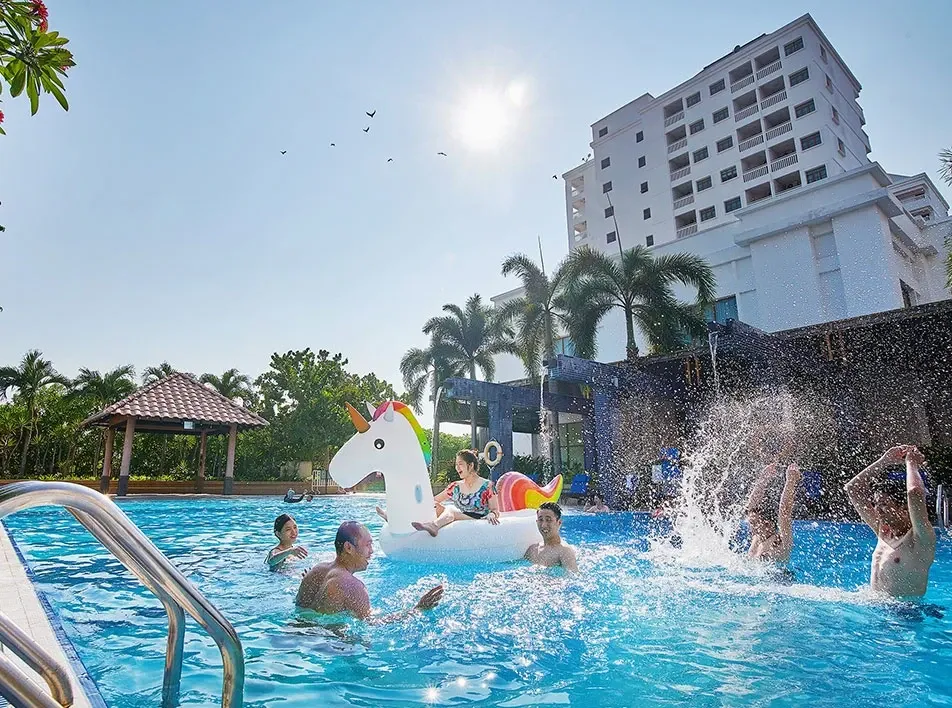 Guests playing together in Lexis Port Dickson pool.