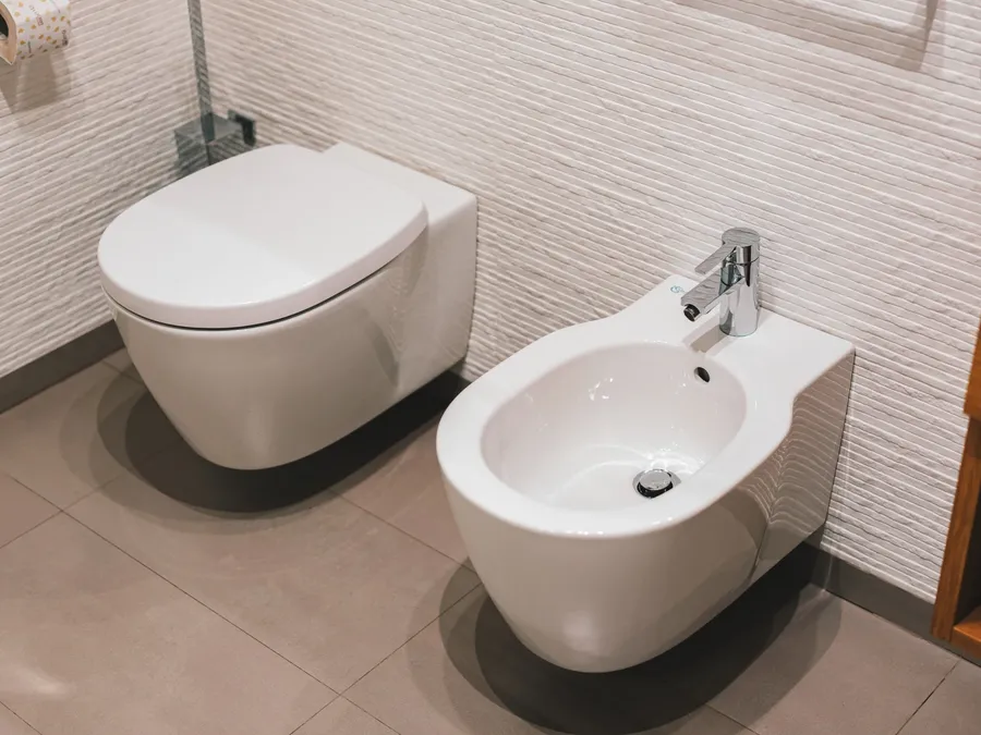 Toilettes modernes avec bidet dans la chambre familiale au Masseria Stali à Caprarica di Lecce.