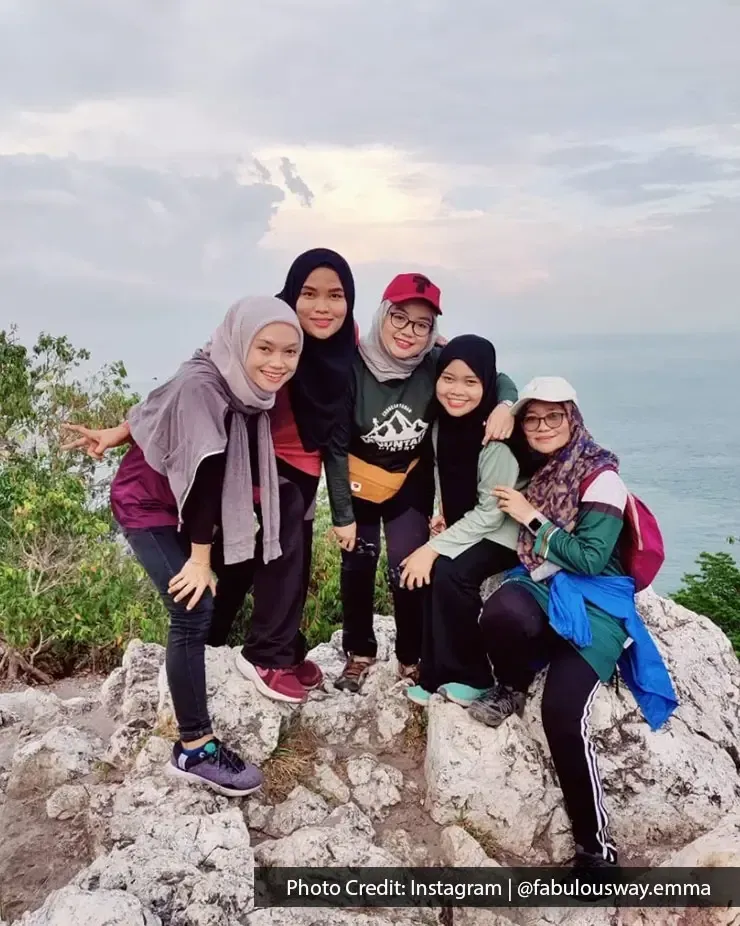 Lima wanita bergambar bersama di atas batu bukit dengan pemandangan laut di belakang - Lexis Hibiscus Port Dickson
