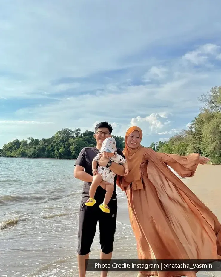 Keluarga gembira bergambar bersama anak kecil di tepi pantai dengan langit biru cerah - Lexis Hibiscus Port Dickson