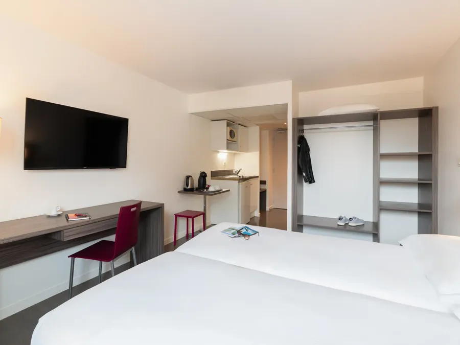 Studio Twin with desk and television at Appart’Hôtel Hévéa in Valence.
