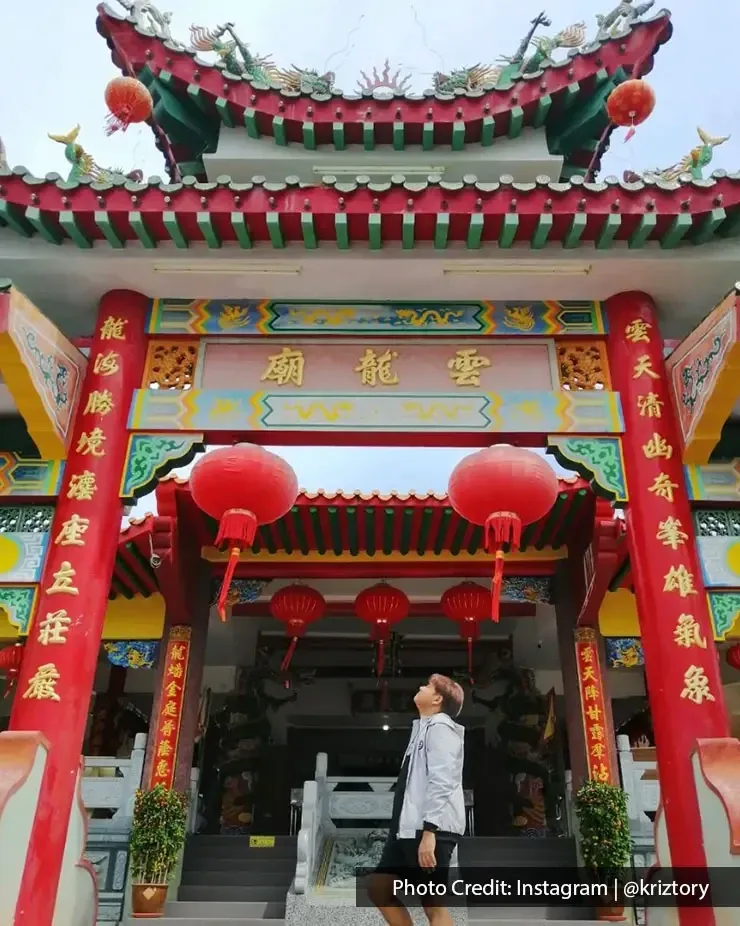 Seorang pengunjung berdiri di hadapan Wan Loong Chinese Temple Port Dickson - Lexis Hibiscus Port Dickson