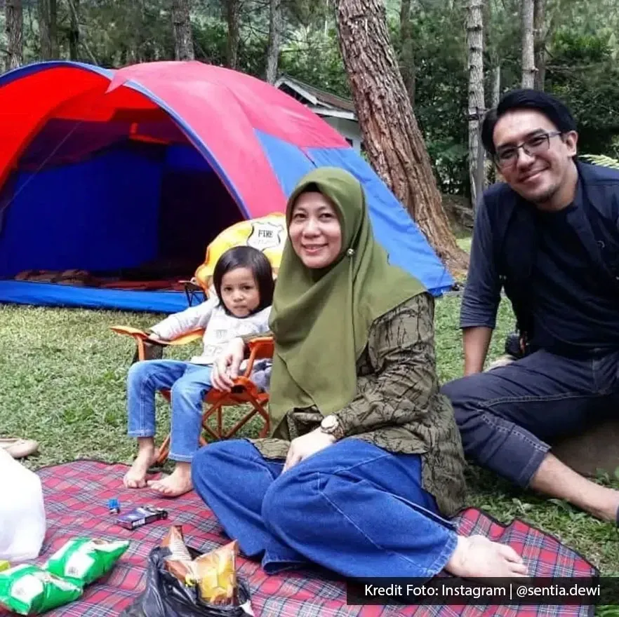 Keluarga menikmati aktiviti berkhemah di Port Dickson.