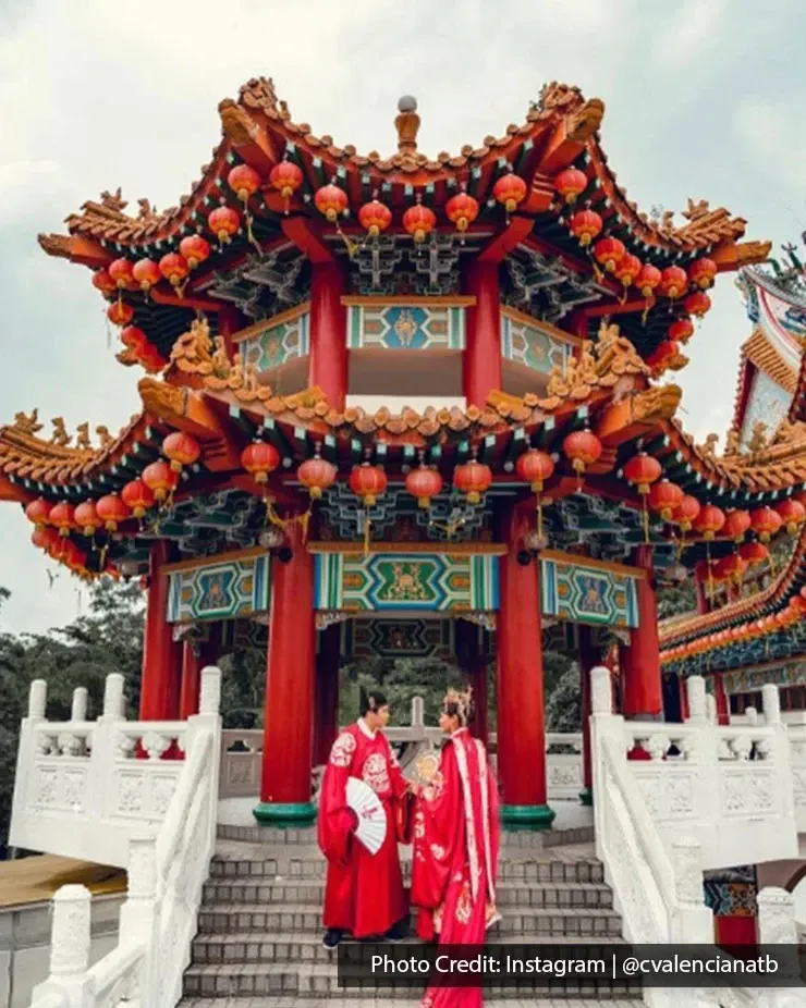 Couple wearing traditional outfits at Thean Hou Temple