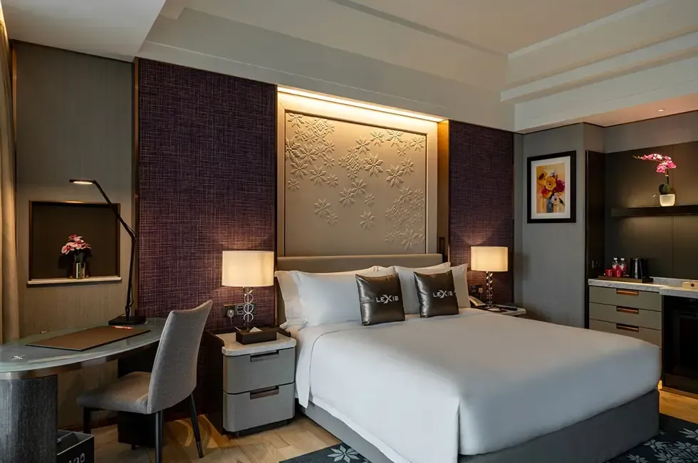 Executive Pool Room - King featuring a dedicated working desk - Imperial Lexis Kuala Lumpur