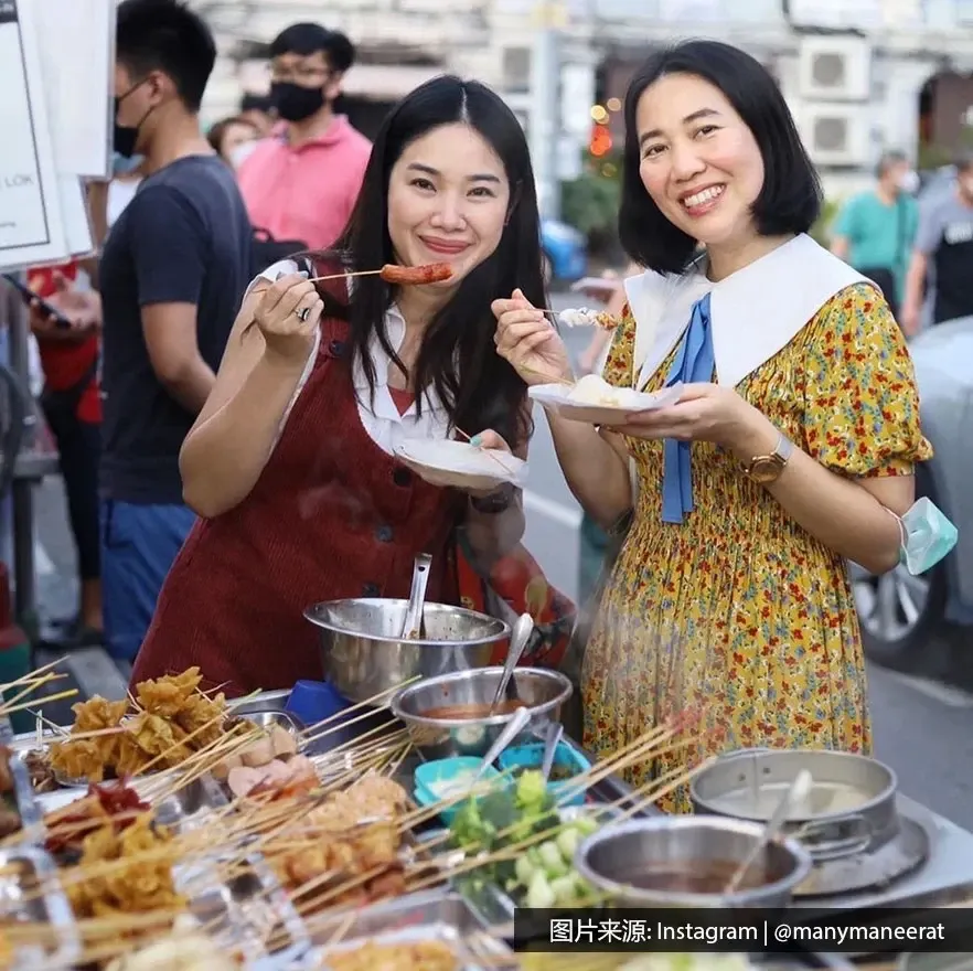 两名游客正在品尝槟城街头美食 - 槟城丽昇豪华酒店
