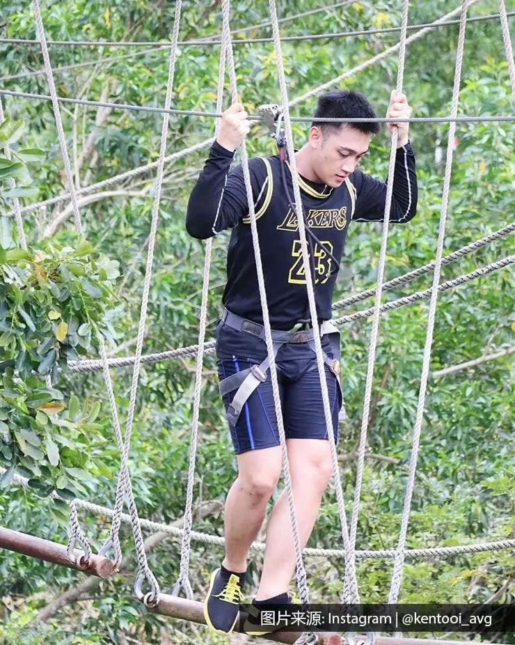 一名男子正在享受槟城ESCAPE冒险主题乐园的障碍课程 - 槟城丽昇豪华酒店