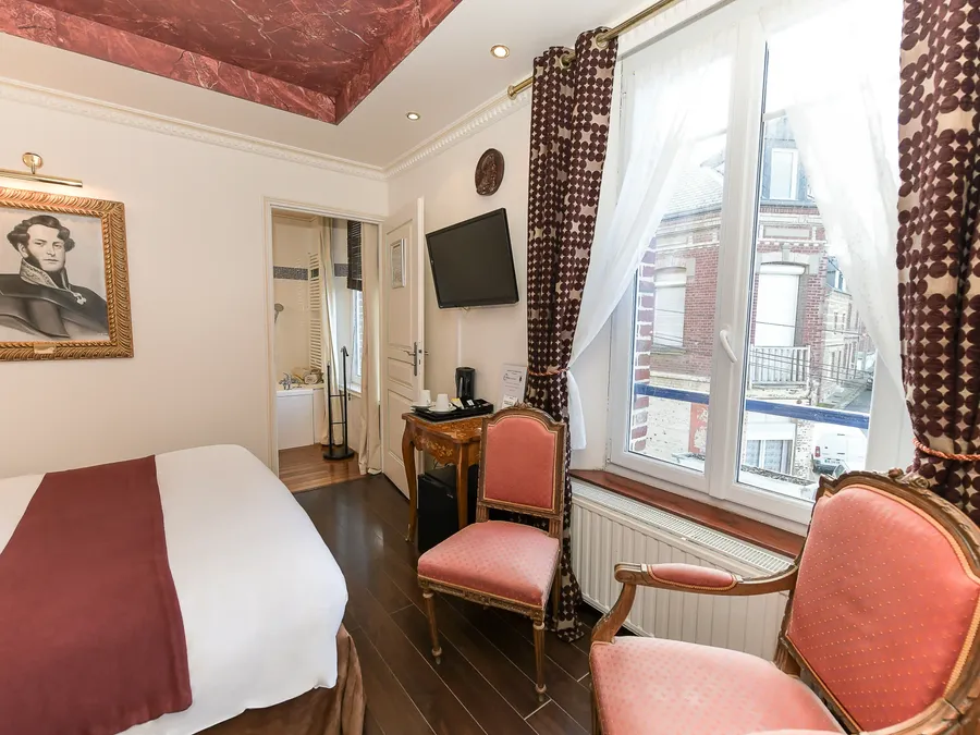 Chambre Confort avec lit, chaises, et vue de fenêtre à l'Hôtel Villa Aultia à Ault.