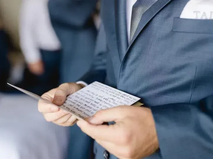 Un novio con una tarjeta de boda en Grand Fiesta Americana