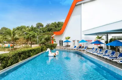 Outdoor swimming pool with beautiful scenery - Lexis Hibiscus Port Dickson