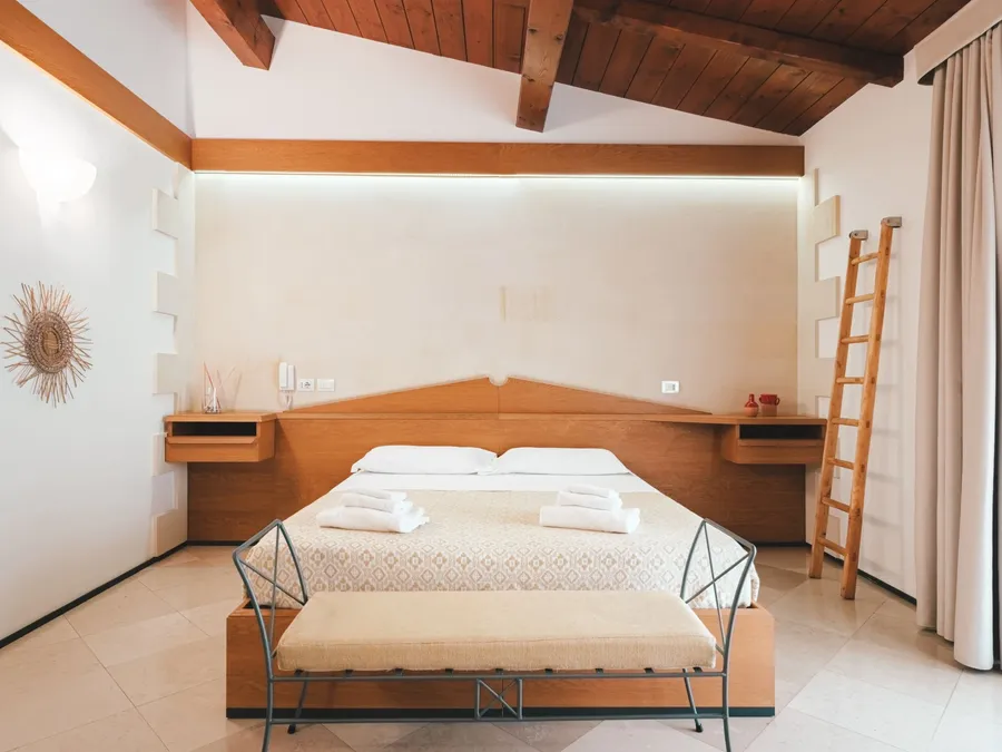 Chambre Classique spacieuse et élégante avec lit et décor moderne à Masseria Stali, Caprarica di Lecce.