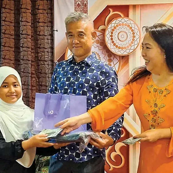 General managers of Lexis Hibiscus PD and Grand Lexis PD handing out raya packets to children - Lexis Hotels & Resorts