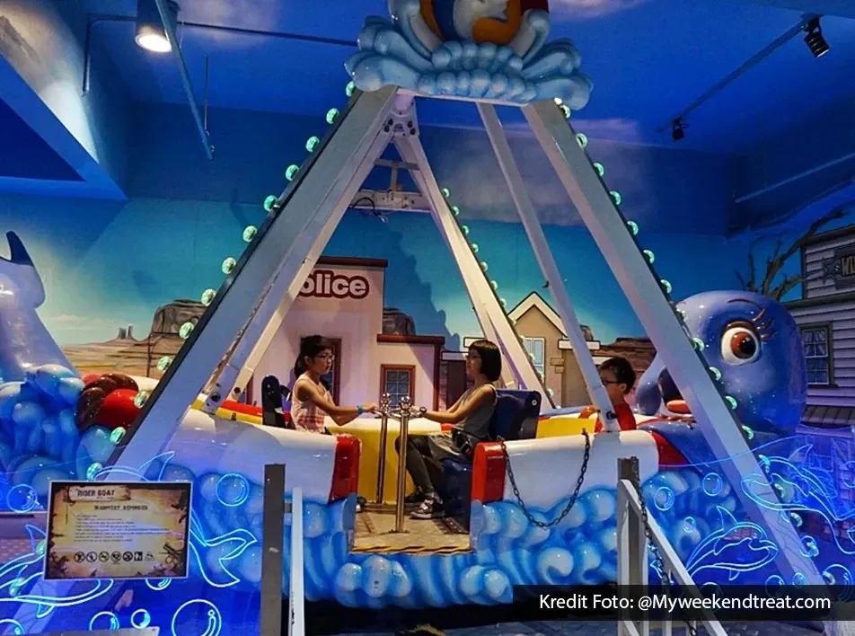 Pengunjung menaiki permainan di Wild West Cowboy Indoor Theme Park.