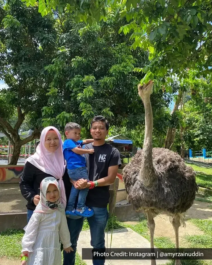 Sebuah keluarga bergambar bersama burung unta di PD Ostrich Show Farm - Lexis Hibiscus Port Dickson